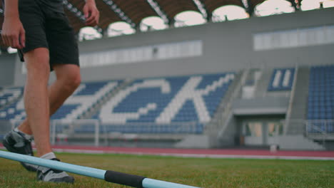 Nahaufnahme:-Ein-Männlicher-Athlet-Nimmt-Im-Stadion-Einen-Speer-Zum-Werfen-In-Die-Hand-Und-Bereitet-Sich-Auf-Den-Wurf-Vor.-Geht,-Nimmt-Den-Speer.-Ausbildung-Zum-Speerwerfer